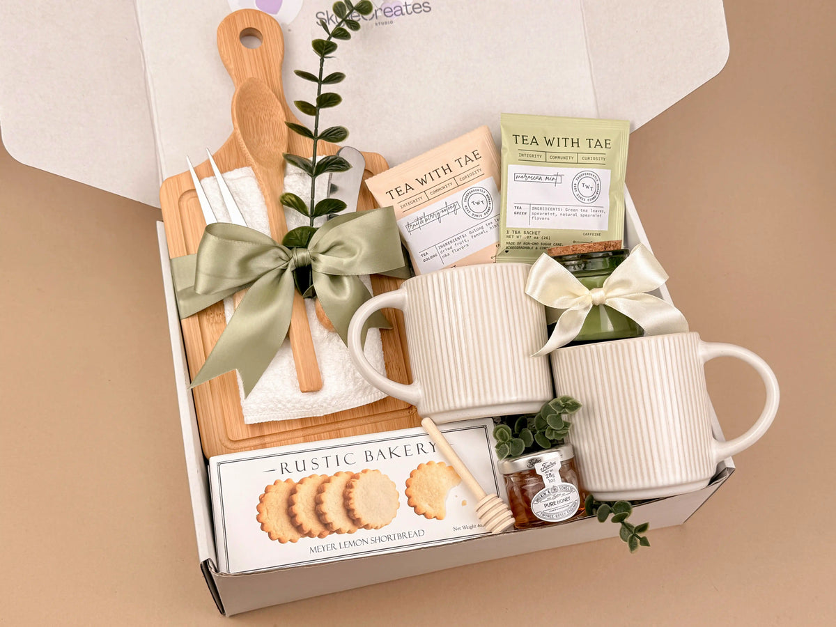 Home Blessing Gift Box – Bamboo Cutting Board, Ceramic Mugs & Cozy Kitchen Essentials