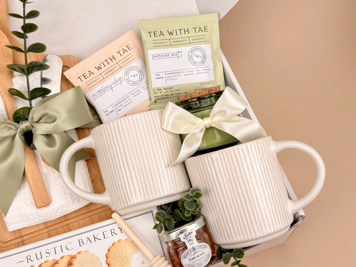 Home Blessing Gift Box – Bamboo Cutting Board, Ceramic Mugs & Cozy Kitchen Essentials